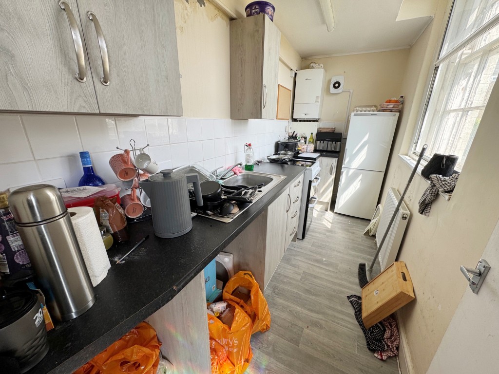 Lot: 132 - PERIOD FREEHOLD BLOCK OF SIX FLATS WITH OFF STREET PARKING - Hay House - Flat 1 - kitchen